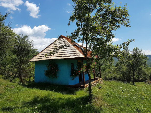 casa traditionala cazare corbi