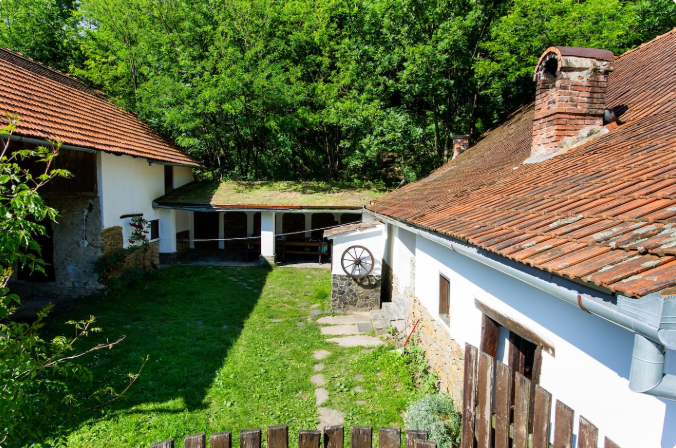 casa traditionala sub magrin