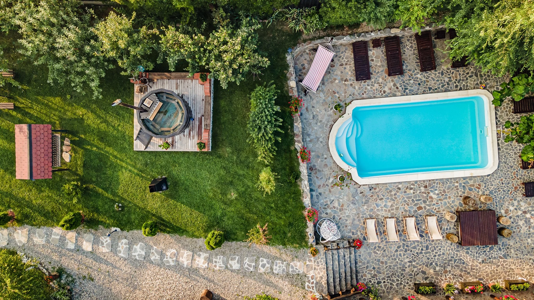 cazare cu piscina si ciubar alba