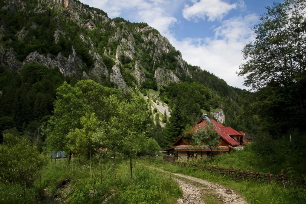 cabane izolate piatra craiului