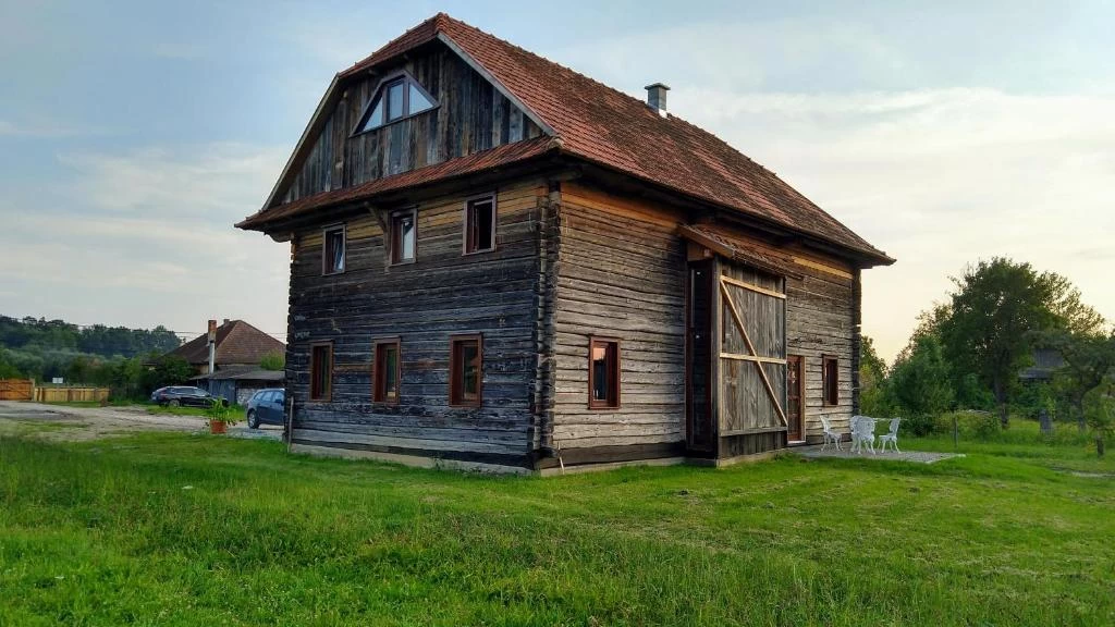 wooden barn guesthouse zabala