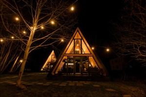 10 cabane A-frame în România