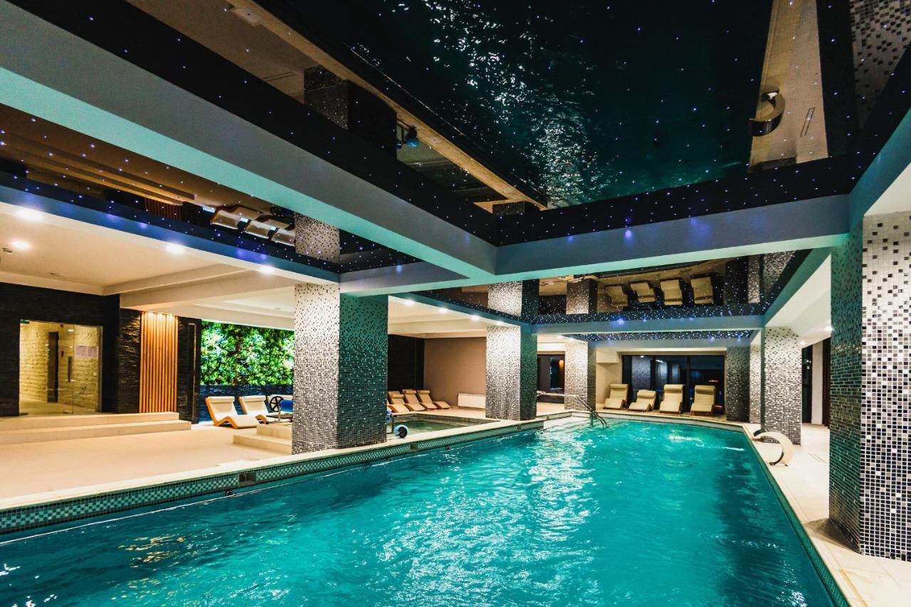 hotel cu piscina interioara azuga