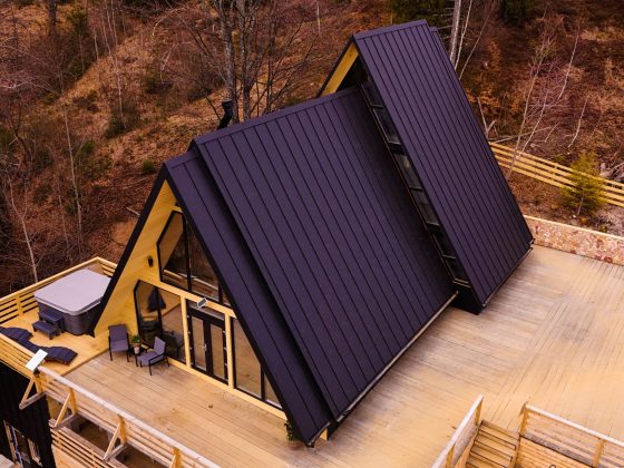 black roof chalet matisesti